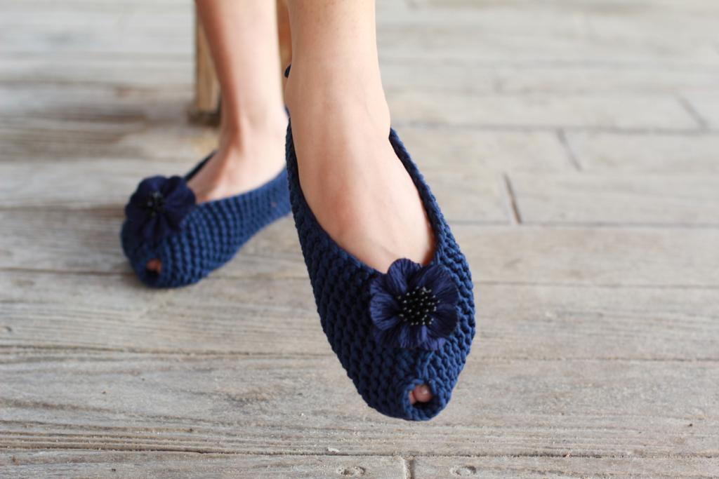 Navy blue flower slippers