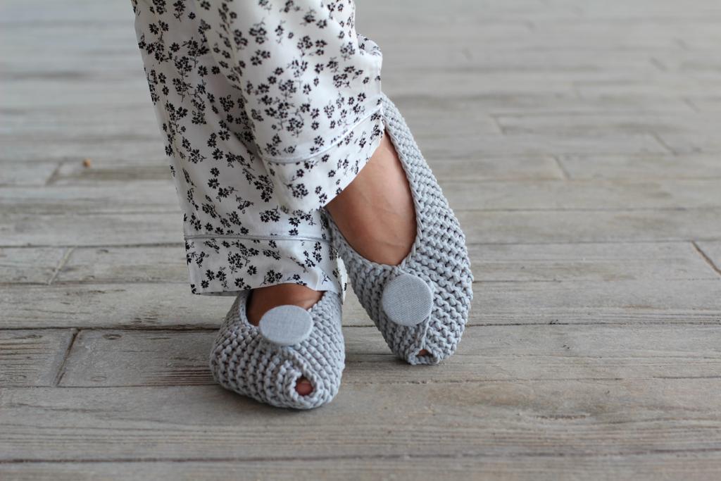 Cloud grey fabric button slippers